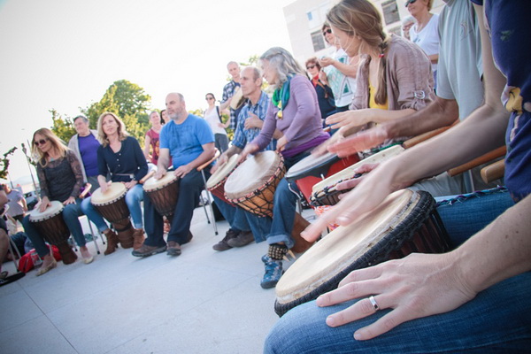 Glazbeno scenski nastup “Iskra ljubavi za mir” i grupna meditacija na Forumu