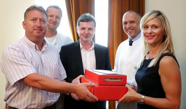 U KBC Sestara milosrdnica ministar zdravlja Dario Nakic predao je dvadeset uredjaja umjetnih puznica za djecu i dvanaest uredjaja umjetnih puznica za odrasle. Dario Nakic, Dijana Zadravec. Photo: Anto Magzan/PIXSELL