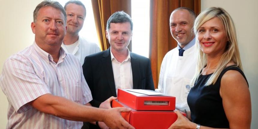 U KBC Sestara milosrdnica ministar zdravlja Dario Nakic predao je dvadeset uredjaja umjetnih puznica za djecu i dvanaest uredjaja umjetnih puznica za odrasle. Dario Nakic, Dijana Zadravec. Photo: Anto Magzan/PIXSELL U KBC Sestara milosrdnica ministar zdravlja Dario Nakic predao je dvadeset uredjaja umjetnih puznica za djecu i dvanaest uredjaja umjetnih puznica za odrasle. Dario Nakic, Dijana Zadravec. Photo: Anto Magzan/PIXSELL