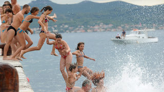 Danas se na zadarskoj rivi cetvrtu godinu za redom odrzava manifestacija Milenijum Jump. Foto : Andrija Lucic / CROPIX