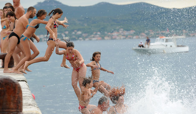 Danas se na zadarskoj rivi cetvrtu godinu za redom odrzava manifestacija Milenijum Jump. Foto : Andrija Lucic / CROPIX