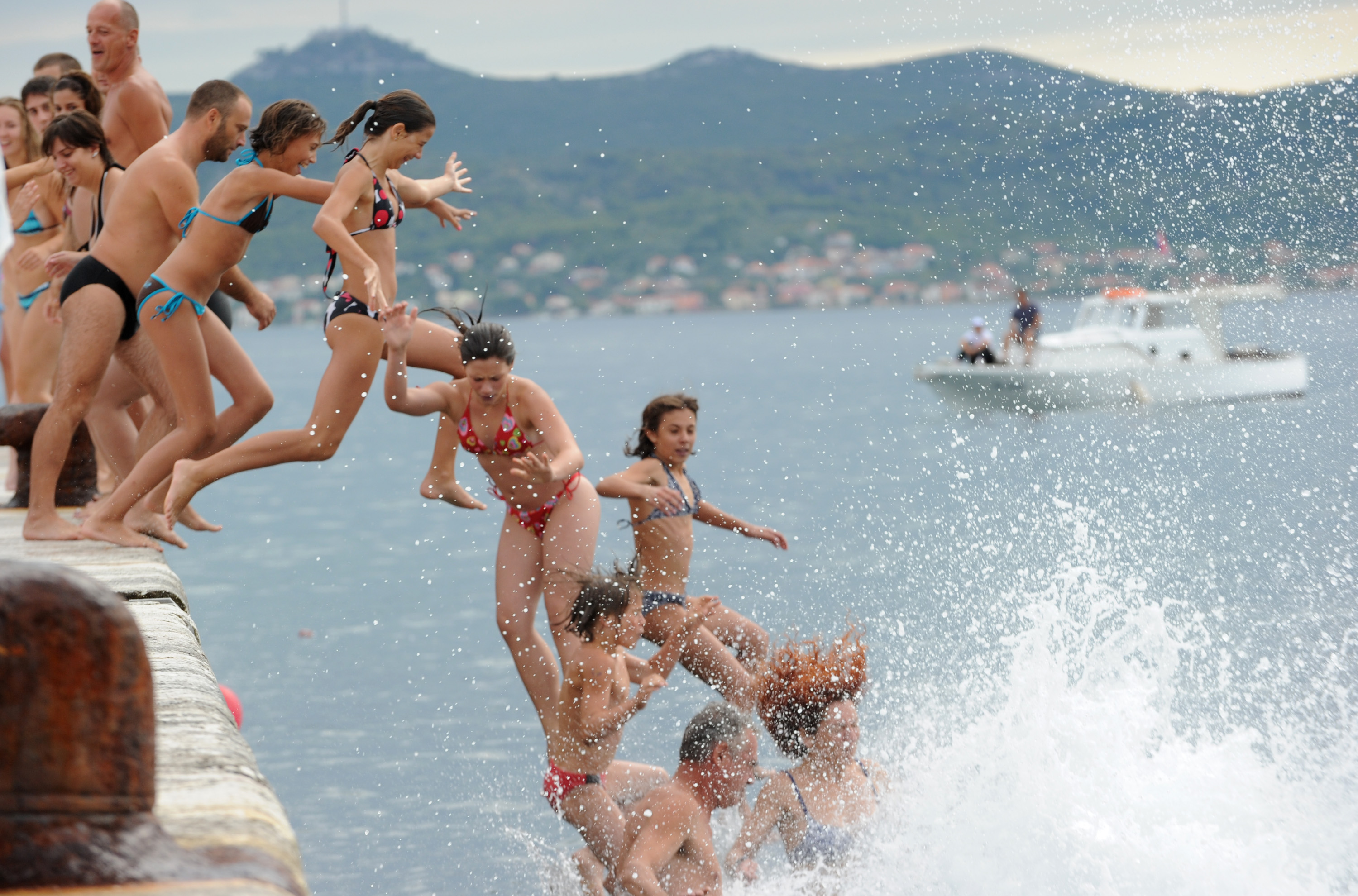 Danas se na zadarskoj rivi cetvrtu godinu za redom odrzava manifestacija Milenijum Jump. Foto : Andrija Lucic / CROPIX