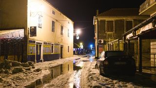 U Pakoštanima padala tuča više od 30 minuta i zabijelila cijelo mjesto U Pakoštanima padala tuča više od 30 minuta i zabijelila cijelo mjesto