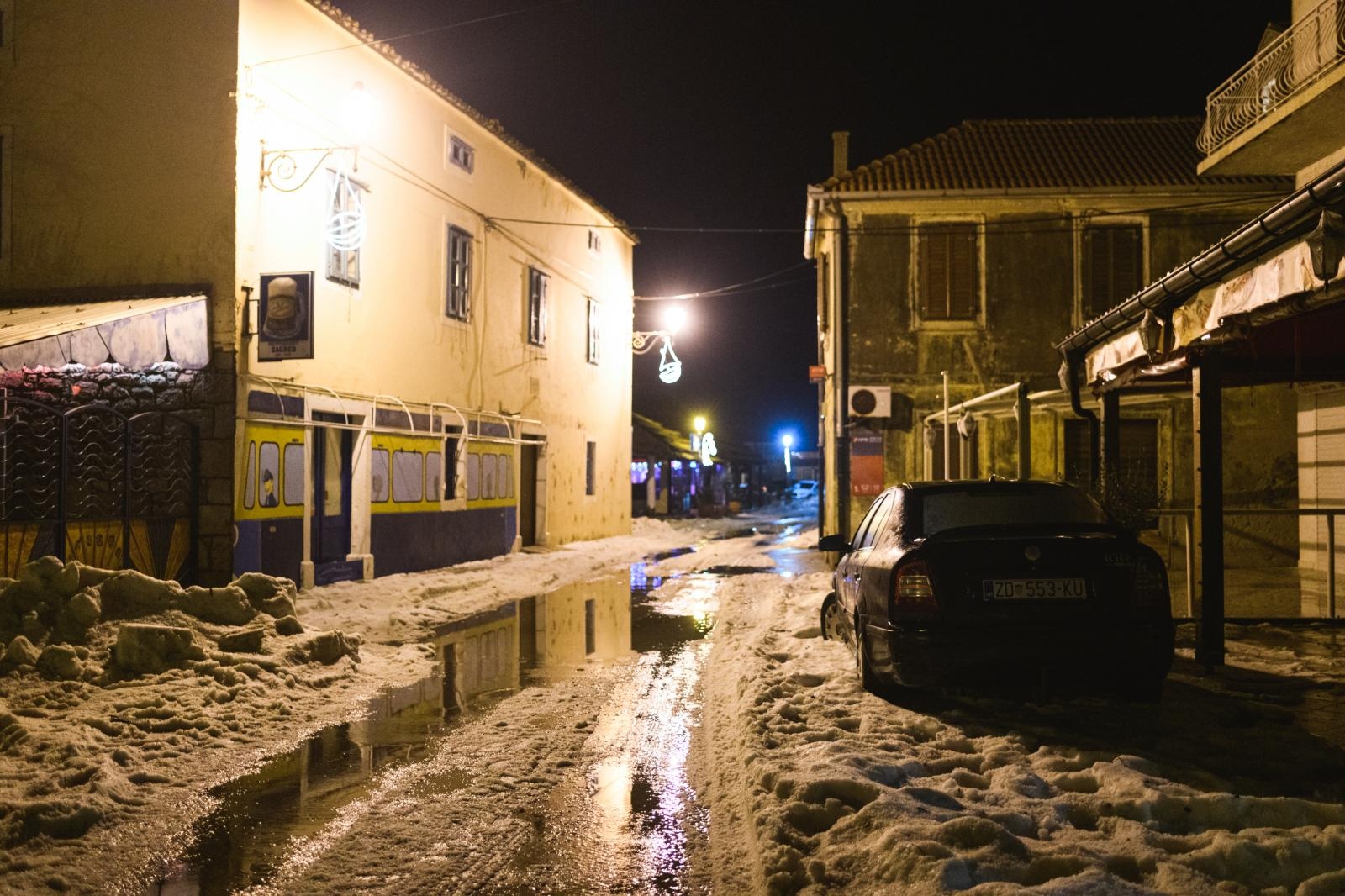 U Pakoštanima padala tuča više od 30 minuta i zabijelila cijelo mjesto U Pakoštanima padala tuča više od 30 minuta i zabijelila cijelo mjesto