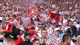 Nekoliko bijednih huligana baca baklje i topovski udar na utakmici između Hrvatske i Češke u Saint Etienneu. Photo: Sanjin Strukić/PIXSELL Nekoliko bijednih huligana baca baklje i topovski udar na utakmici između Hrvatske i Češke u Saint Etienneu. Photo: Sanjin Strukić/PIXSELL
