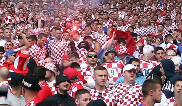 Nekoliko bijednih huligana baca baklje i topovski udar na utakmici između Hrvatske i Češke u Saint Etienneu. Photo: Sanjin Strukić/PIXSELL