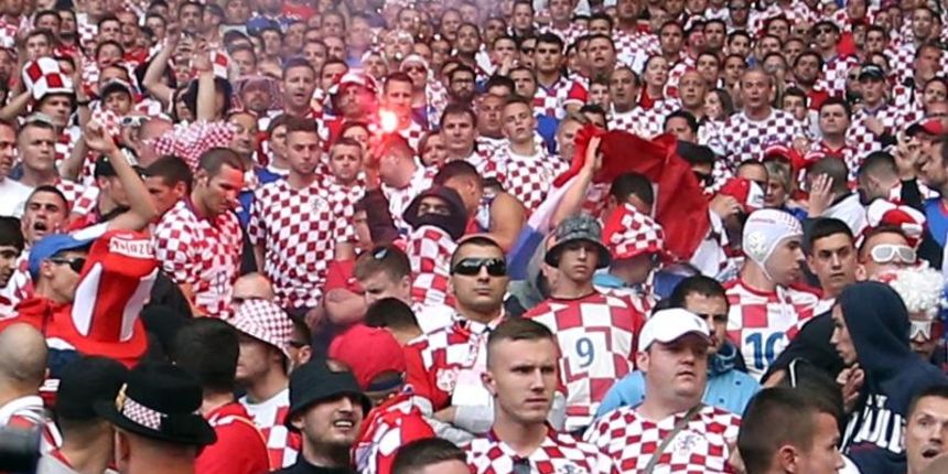 Nekoliko bijednih huligana baca baklje i topovski udar na utakmici između Hrvatske i Češke u Saint Etienneu. Photo: Sanjin Strukić/PIXSELL