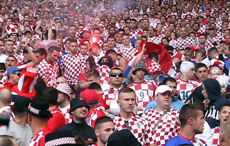 Nekoliko bijednih huligana baca baklje i topovski udar na utakmici između Hrvatske i Češke u Saint Etienneu. Photo: Sanjin Strukić/PIXSELL Nekoliko bijednih huligana baca baklje i topovski udar na utakmici između Hrvatske i Češke u Saint Etienneu. Photo: Sanjin Strukić/PIXSELL