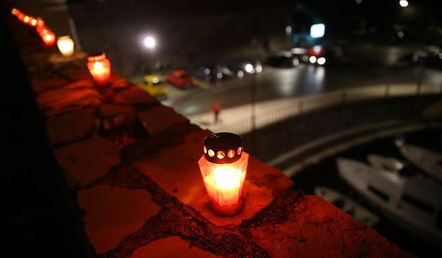 U znak sjećanja na stradanje Škabrnje i Vukovara učenici zadarske Pomorske škole zapalili su lampione na kruni Kopnenih vrata te na djelu bedema iznad lučice Foše.  Photo: Filip Brala/PIXSELL