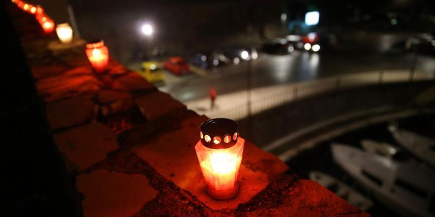 U znak sjećanja na stradanje Škabrnje i Vukovara učenici zadarske Pomorske škole zapalili su lampione na kruni Kopnenih vrata te na djelu bedema iznad lučice Foše. Photo: Filip Brala/PIXSELL U znak sjećanja na stradanje Škabrnje i Vukovara učenici zadarske Pomorske škole zapalili su lampione na kruni Kopnenih vrata te na djelu bedema iznad lučice Foše. Photo: Filip Brala/PIXSELL