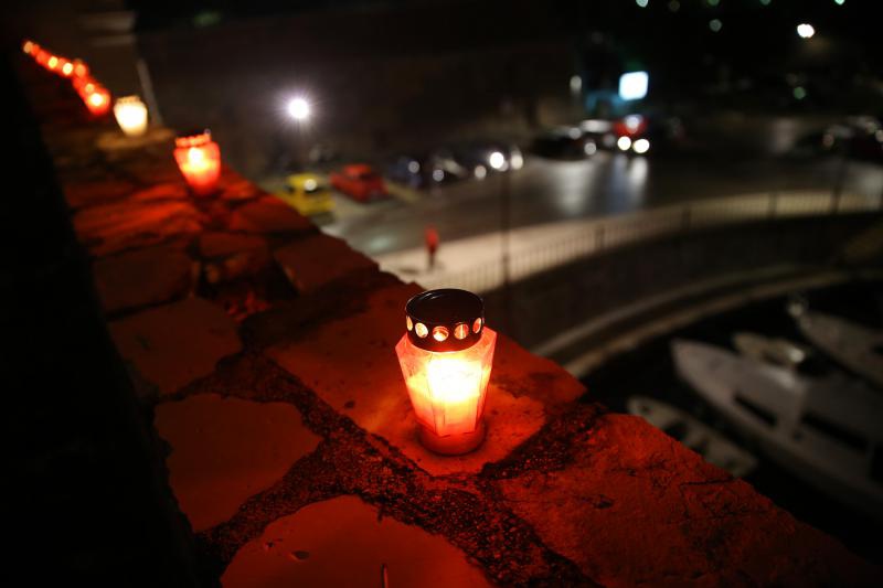 U znak sjećanja na stradanje Škabrnje i Vukovara učenici zadarske Pomorske škole zapalili su lampione na kruni Kopnenih vrata te na djelu bedema iznad lučice Foše.  Photo: Filip Brala/PIXSELL
