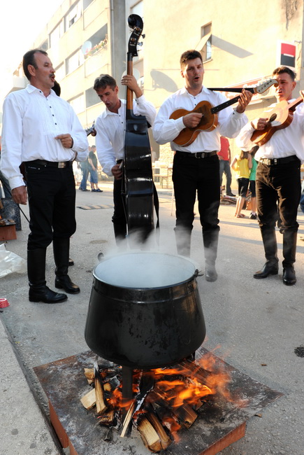 Zadar, 260510.
Sinoc je u Benkovcu odrzana peta po redu ravnokotarska fisijada, sudjelovalo je 43 natjecatelja iz cjele Hrvatske. 1. mjesto osvojila je ekipa Hrvatske Postanske banke,2. ekipa Nard iz Valpova i 3. mjesto ekipa Bilo mi je vrime iz Benkovca. Zadar, 260510.
Sinoc je u Benkovcu odrzana peta po redu ravnokotarska fisijada, sudjelovalo je 43 natjecatelja iz cjele Hrvatske. 1. mjesto osvojila je ekipa Hrvatske Postanske banke,2. ekipa Nard iz Valpova i 3. mjesto ekipa Bilo mi je vrime iz Benkovca.