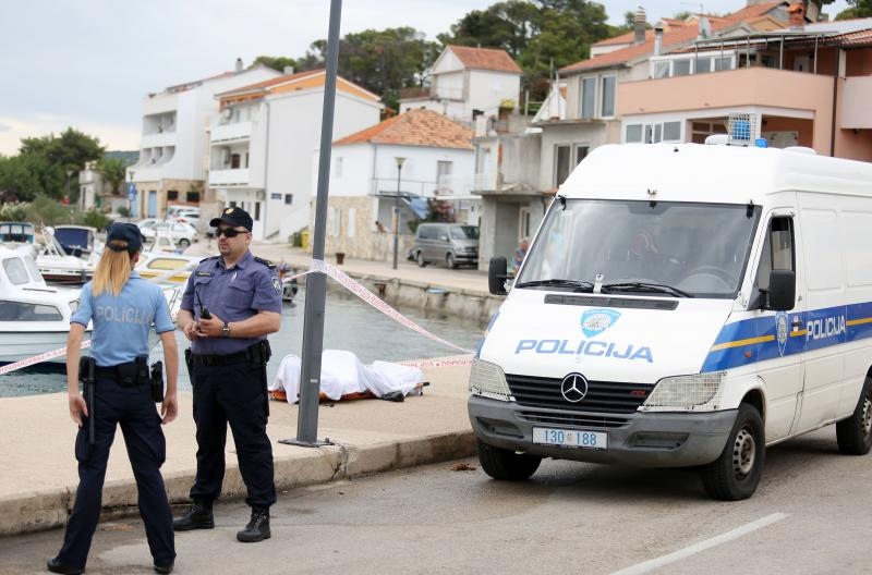 Tisno: U moru pronađeno tijelo nepoznatog mlađeg muškarca Tisno: U moru pronađeno tijelo nepoznatog mlađeg muškarca
