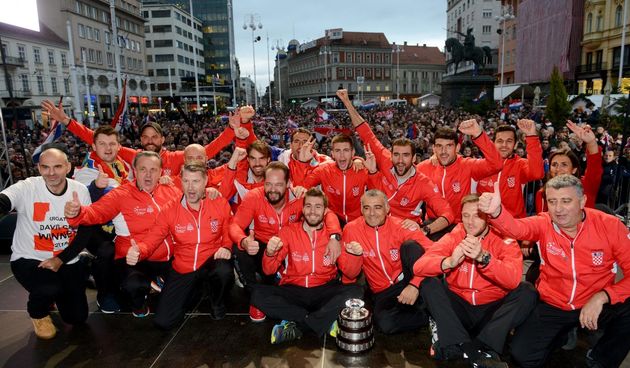 Zlatne tenisače na Trgu bana Josipa Jelačića dočekale tisuće navijača