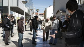 Split, 070310.
Forum mladih SDP-a izradio je novu igru “Kerumopoly” koju su predstavili gradjanima u nedjeljno jutro u Marmontovoj ulici.
Igra je parodija na popularnu igru Monopoly, s tim da je u ovoj igri glavni junak gradonacelnik Splita Zeljko Kerum. Split, 070310.
Forum mladih SDP-a izradio je novu igru “Kerumopoly” koju su predstavili gradjanima u nedjeljno jutro u Marmontovoj ulici.
Igra je parodija na popularnu igru Monopoly, s tim da je u ovoj igri glavni junak gradonacelnik Splita Zeljko Kerum.