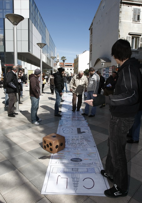 Split, 070310.
Forum mladih SDP-a izradio je novu igru “Kerumopoly” koju su predstavili gradjanima u nedjeljno jutro u Marmontovoj ulici.
Igra je parodija na popularnu igru Monopoly, s tim da je u ovoj igri glavni junak gradonacelnik Splita Zeljko Kerum. Split, 070310.
Forum mladih SDP-a izradio je novu igru “Kerumopoly” koju su predstavili gradjanima u nedjeljno jutro u Marmontovoj ulici.
Igra je parodija na popularnu igru Monopoly, s tim da je u ovoj igri glavni junak gradonacelnik Splita Zeljko Kerum.