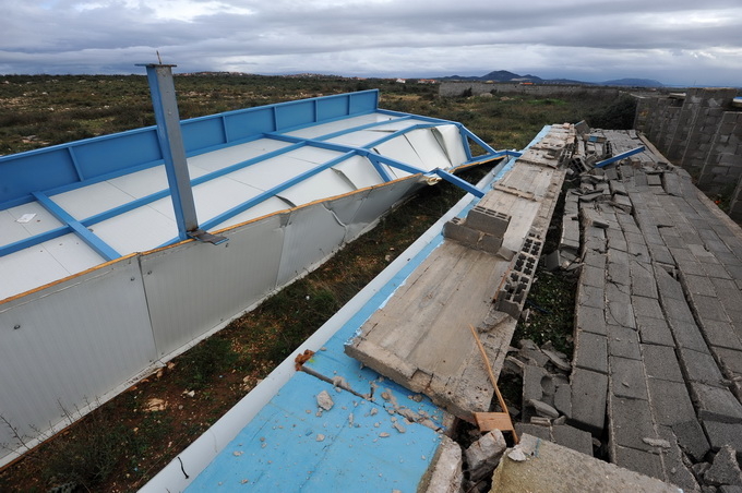 Rastane, Zadar, 301112.
Jako jugo koje je zadnja dva dana puhalo na zadarskom podrucju, srusilo je veliki dio tribine nogometnog stadiona u Rastanima.
Foto: Luka Gerlanc / CROPIX Rastane, Zadar, 301112.
Jako jugo koje je zadnja dva dana puhalo na zadarskom podrucju, srusilo je veliki dio tribine nogometnog stadiona u Rastanima.
Foto: Luka Gerlanc / CROPIX