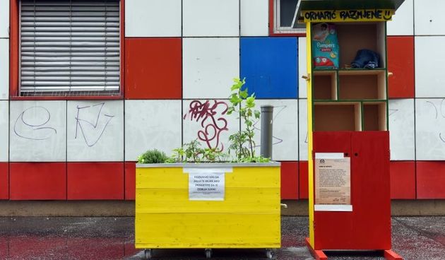 Na platou ispred KUC-a Travno u Ulici Bozidara Magovca u Naselju Travno postavljen je ormaric razmjene u koji gradjani mogu donijeti stvari koje ne trebaju, odnosno uzeti stvari koje su im potrebne. Photo: Davor Visnjic/PIXSELL