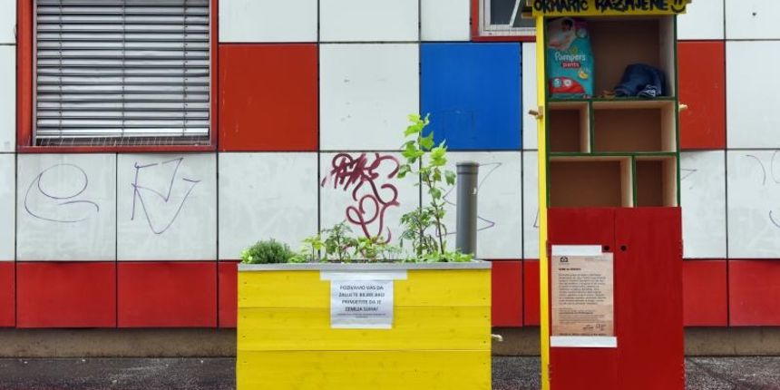 Na platou ispred KUC-a Travno u Ulici Bozidara Magovca u Naselju Travno postavljen je ormaric razmjene u koji gradjani mogu donijeti stvari koje ne trebaju, odnosno uzeti stvari koje su im potrebne. Photo: Davor Visnjic/PIXSELL Na platou ispred KUC-a Travno u Ulici Bozidara Magovca u Naselju Travno postavljen je ormaric razmjene u koji gradjani mogu donijeti stvari koje ne trebaju, odnosno uzeti stvari koje su im potrebne. Photo: Davor Visnjic/PIXSELL