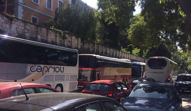 Svakodnevne situacije zadarskom na poluotoku: prometne nevolje zbog lošeg rješenja ukrcajno/iskrcajnih mjesta za turističke autobuse