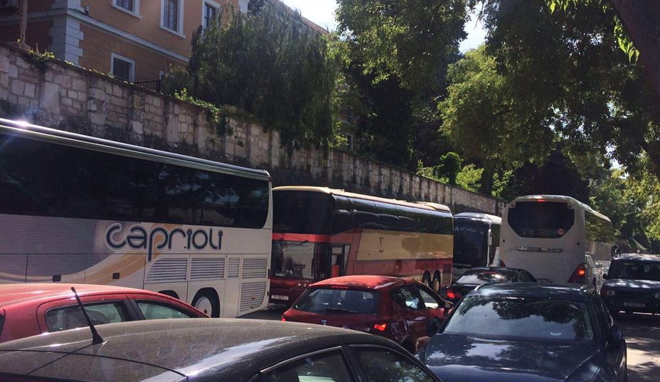 Svakodnevne situacije zadarskom na poluotoku: prometne nevolje zbog lošeg rješenja ukrcajno/iskrcajnih mjesta za turističke autobuse