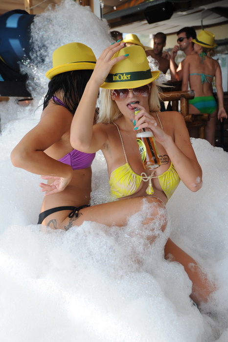 Zadar, 150712.
Hitch Bar.
Afterbeach pjena party.
Na fotografiji: detalj sa partya.
Foto: Luka Gerlanc / CROPIX