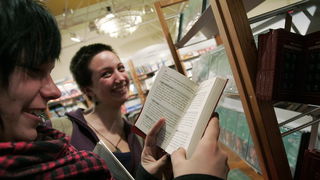 Pula,041209.
Recesijski, ali veselo i uz pjesmu otvoren je u petak jubilarni 15. Sa(n)jam knjige u Istri, koji ce do 13. prosinca okupiti vise od 200 autora i 300 nakladnika.Sajam je prigodnim rijecima otvorio veliki argentinsko-kanadski knjizevnik Albert Pula,041209.
Recesijski, ali veselo i uz pjesmu otvoren je u petak jubilarni 15. Sa(n)jam knjige u Istri, koji ce do 13. prosinca okupiti vise od 200 autora i 300 nakladnika.Sajam je prigodnim rijecima otvorio veliki argentinsko-kanadski knjizevnik Albert