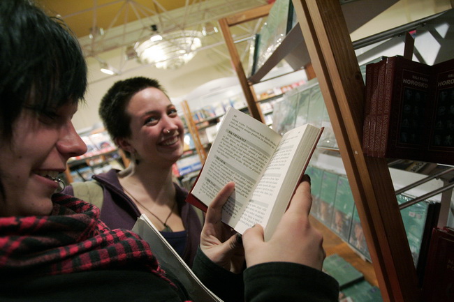 Pula,041209.
Recesijski, ali veselo i uz pjesmu otvoren je u petak jubilarni 15. Sa(n)jam knjige u Istri, koji ce do 13. prosinca okupiti vise od 200 autora i 300 nakladnika.Sajam je prigodnim rijecima otvorio veliki argentinsko-kanadski knjizevnik Albert Pula,041209.
Recesijski, ali veselo i uz pjesmu otvoren je u petak jubilarni 15. Sa(n)jam knjige u Istri, koji ce do 13. prosinca okupiti vise od 200 autora i 300 nakladnika.Sajam je prigodnim rijecima otvorio veliki argentinsko-kanadski knjizevnik Albert