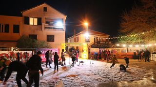 Svjetska atrakcija u Velom Ižu: Održana “Iška kraljica”- prva povijesna skijaška utrka na hrvatskim školjima Svjetska atrakcija u Velom Ižu: Održana “Iška kraljica”- prva povijesna skijaška utrka na hrvatskim školjima