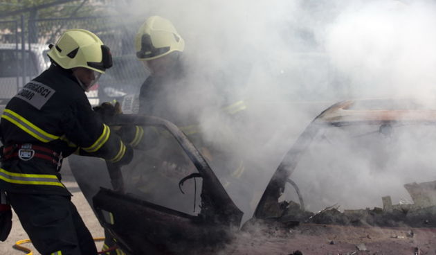 Zadar, 040511.
Povodom Dana vatrogasaca zadarski su vatrogasci izveli vjezbu gasenja pozara.
Na slici: detalj s vjezbe.
Foto: Vladimir Ivanov / Cropix