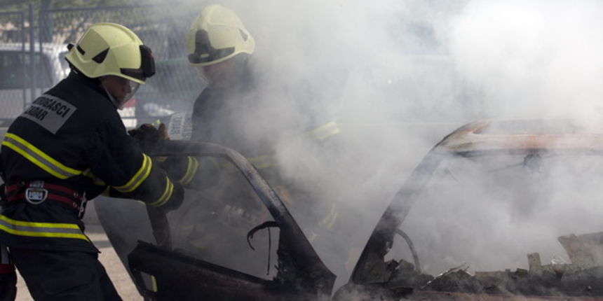 Zadar, 040511.
Povodom Dana vatrogasaca zadarski su vatrogasci izveli vjezbu gasenja pozara.
Na slici: detalj s vjezbe.
Foto: Vladimir Ivanov / Cropix