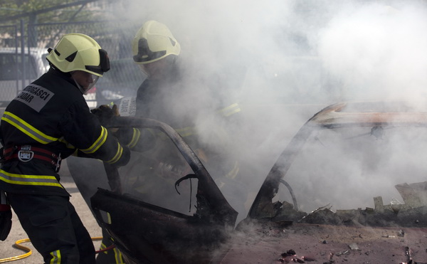 Zadar, 040511.
Povodom Dana vatrogasaca zadarski su vatrogasci izveli vjezbu gasenja pozara.
Na slici: detalj s vjezbe.
Foto: Vladimir Ivanov / Cropix
