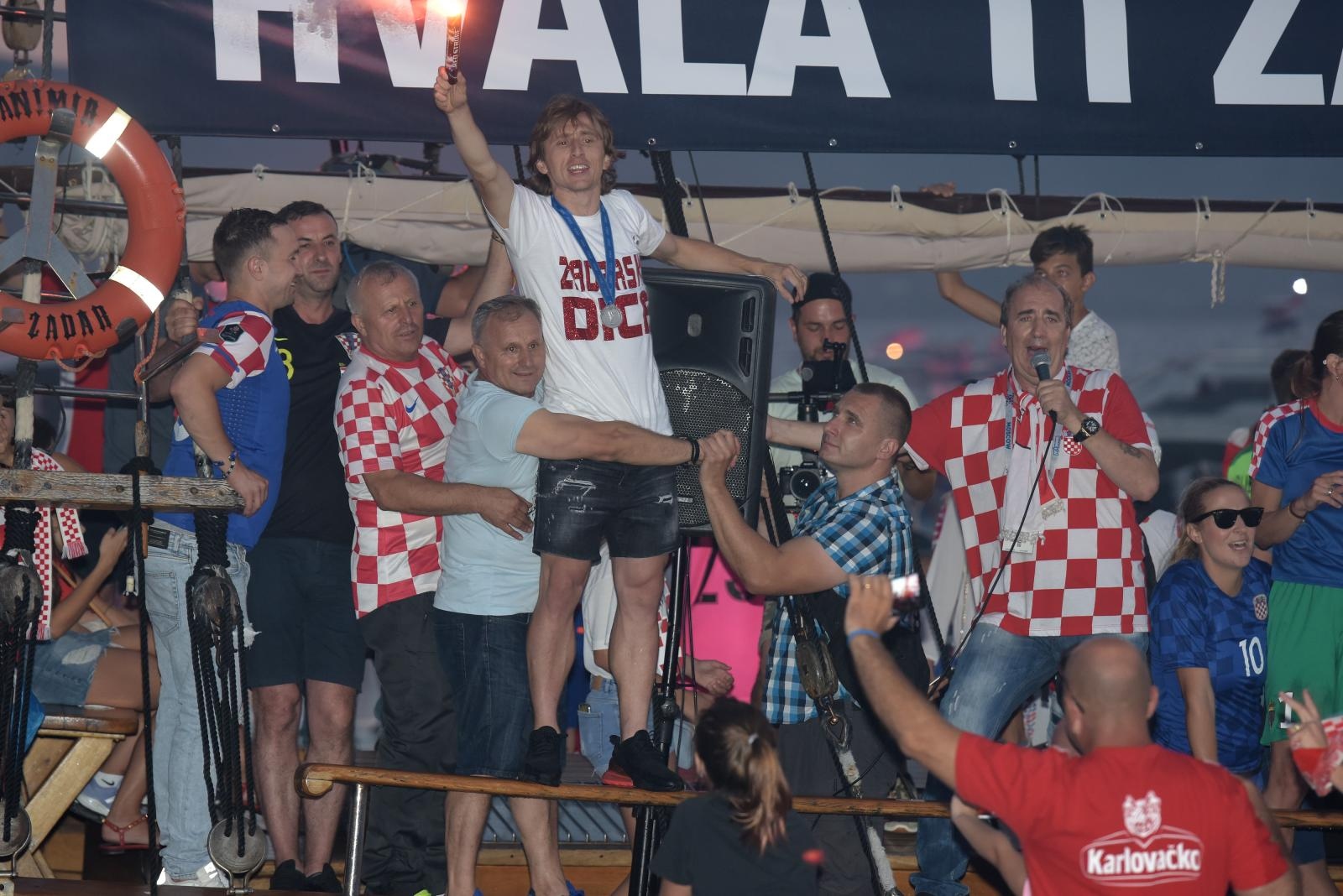 Svečani doček zadarskih Vatrenih: Jedrenjakom Branimir plovili od Gradskog mosta do gata na zadarskoj rivi