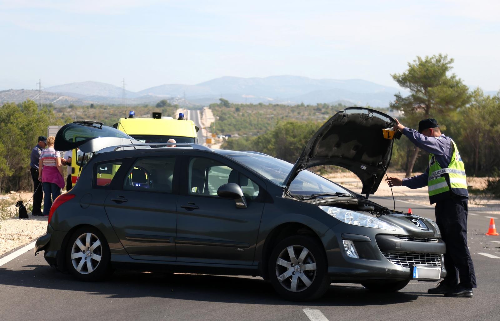 Dvoje ozlijeđenih u sudaru dva automobila na vodičkoj obilaznici, intervenirali i vatrogasci Dvoje ozlijeđenih u sudaru dva automobila na vodičkoj obilaznici, intervenirali i vatrogasci
