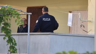 Policijski očevid u obiteljskoj kući u Vrsima, gdje se dogodilo ubojstvo i samoubojstvo Policijski očevid u obiteljskoj kući u Vrsima, gdje se dogodilo ubojstvo i samoubojstvo
