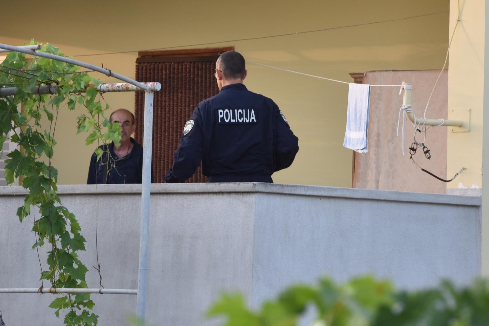 Policijski očevid u obiteljskoj kući u Vrsima, gdje se dogodilo ubojstvo i samoubojstvo Policijski očevid u obiteljskoj kući u Vrsima, gdje se dogodilo ubojstvo i samoubojstvo