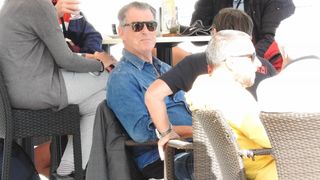 Pierce Brosnan prije isplovljavanja popio kavu i fotografirao se s obožavateljicom Pierce Brosnan prije isplovljavanja popio kavu i fotografirao se s obožavateljicom
