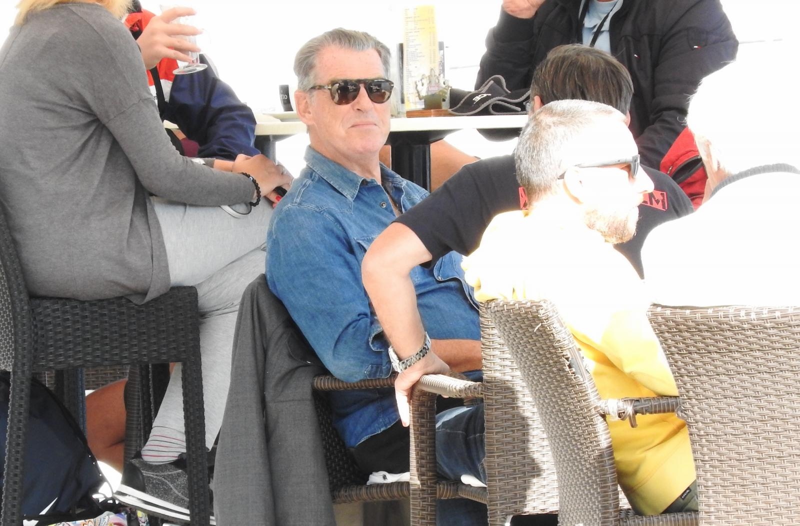 Pierce Brosnan prije isplovljavanja popio kavu i fotografirao se s obožavateljicom Pierce Brosnan prije isplovljavanja popio kavu i fotografirao se s obožavateljicom