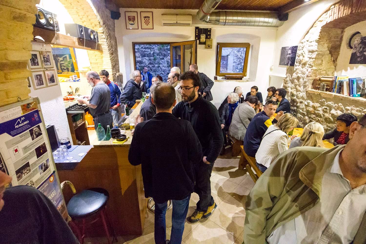 Otvorenje izložbe fotografija Mladena Radolovića Mrlje u PD Paklenica Otvorenje izložbe fotografija Mladena Radolovića Mrlje u PD Paklenica