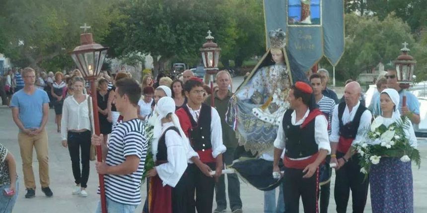 Procesija za blagdan Velike Gospe u Velom Ižu Procesija za blagdan Velike Gospe u Velom Ižu