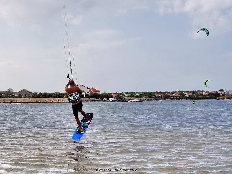 Kite surferi guštaju u Ninu