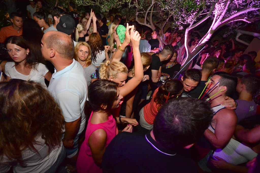 Subotnja zabava u Noštromo i Vagabundo barovima na Viru ; foto Iva Perinčić