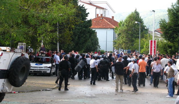 Siroki brijeg, 041009.
Neredi prije utakmice u Sirokom Brijegu. Navijaci klubova Sarajevo i Siroki Brijeg su se zestoko sukobili sto je zavrsilo jednim smrtnim slucajem i mnogobrojnim ozlijedama. 
Foto: PROMEDIA / CROPIX