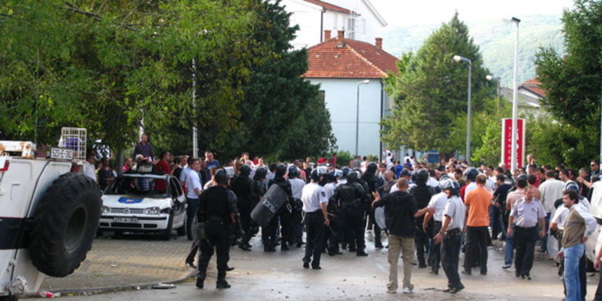 Siroki brijeg, 041009.
Neredi prije utakmice u Sirokom Brijegu. Navijaci klubova Sarajevo i Siroki Brijeg su se zestoko sukobili sto je zavrsilo jednim smrtnim slucajem i mnogobrojnim ozlijedama.
Foto: PROMEDIA / CROPIX Siroki brijeg, 041009.
Neredi prije utakmice u Sirokom Brijegu. Navijaci klubova Sarajevo i Siroki Brijeg su se zestoko sukobili sto je zavrsilo jednim smrtnim slucajem i mnogobrojnim ozlijedama.
Foto: PROMEDIA / CROPIX