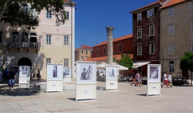 Izložba iz ciklusa “Prijatelji mora” 2013. godine na 64 velika formata predstavlja umjetničku fotografiju nastalu 50-ih godina prošloga stoljeća s tematikom života hrvatskoga Jadrana