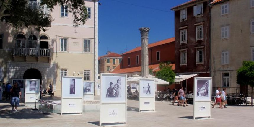 Izložba iz ciklusa “Prijatelji mora” 2013. godine na 64 velika formata predstavlja umjetničku fotografiju nastalu 50-ih godina prošloga stoljeća s tematikom života hrvatskoga Jadrana Izložba iz ciklusa “Prijatelji mora” 2013. godine na 64 velika formata predstavlja umjetničku fotografiju nastalu 50-ih godina prošloga stoljeća s tematikom života hrvatskoga Jadrana