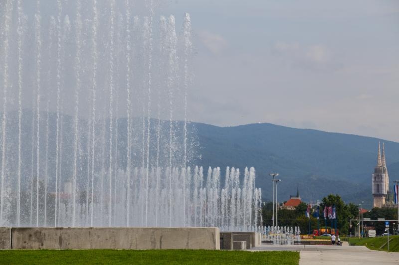 Zagreb: Novouređene fontane u Ulici Hrvatske bratske zajednice puštene u rad Zagreb: Novouređene fontane u Ulici Hrvatske bratske zajednice puštene u rad