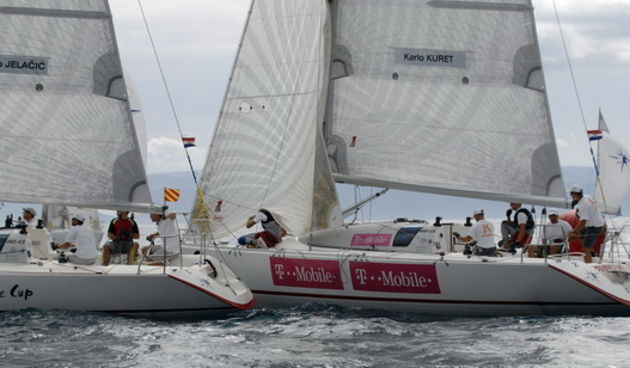 Split, 170909.
23. Aci Match Race Cup 2009 u Splitu, drugi dan jedrenja podno Sustipana.
Na fotografiji: Karlo Kuret zbog prekrsaja je morao napraviti krug oko plutace i time izgubio dragocijeno vrijeme.
Foto: Jadran Babic / CROPIX