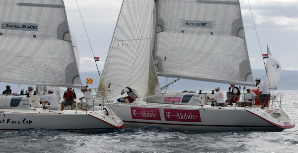 Split, 170909.
23. Aci Match Race Cup 2009 u Splitu, drugi dan jedrenja podno Sustipana.
Na fotografiji: Karlo Kuret zbog prekrsaja je morao napraviti krug oko plutace i time izgubio dragocijeno vrijeme.
Foto: Jadran Babic / CROPIX