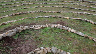 Musapstan, Zadar, 211212
Uoci najavljenog smaka svijeta, u petak 21. prosinca, u sumici u Muspastanu pokraj Zadra pojavilo se devet misterioznih labirinata od kamena. Iako je grupica Zadrana koja ih je izgradila tamo trebala cekati drevno prorocanstvo May